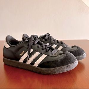 Pre-Loved Adidas Samba Men’s 5.5 which translates to a Women’s 7